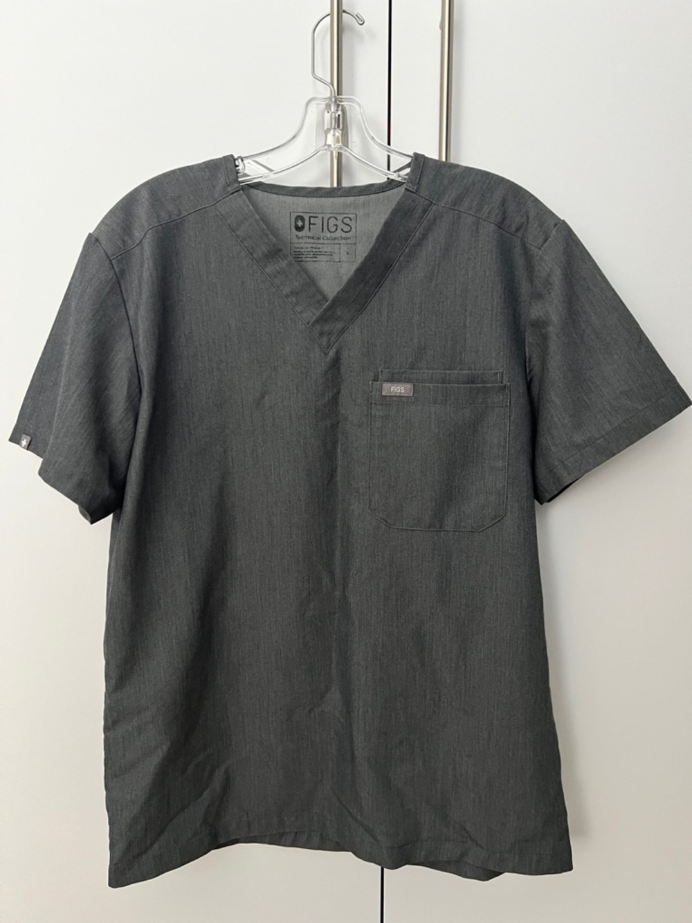 Figs Men's V-Neck Scrub Top - Charcoal Gray